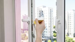 чем смазать фурнитуру окон